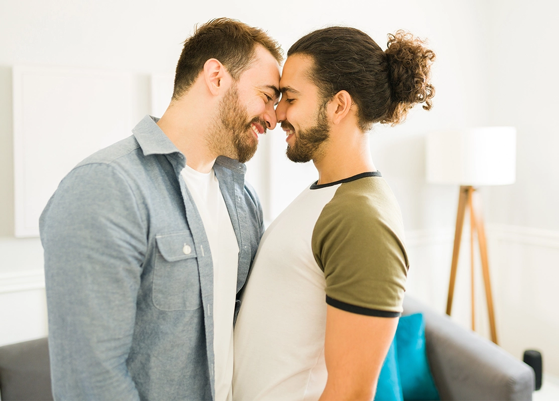 Schwules Paar, das sich zärtlich nahe ist, vertraut, als Titelbild für die Autorenseite von Marc Weiherhof, Autor schwuler Literatur